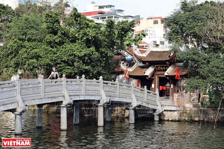 Un temple antique au lac Truc Bach à Hanoi